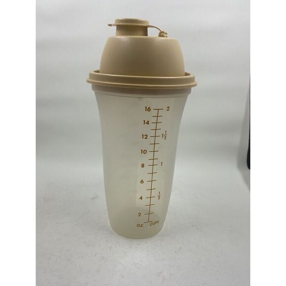 Tupperware 844-10 QUICK SHAKE 16 oz Tan Mixer w/ Blender and Lid 845-25 vintage - Picture 3 of 7